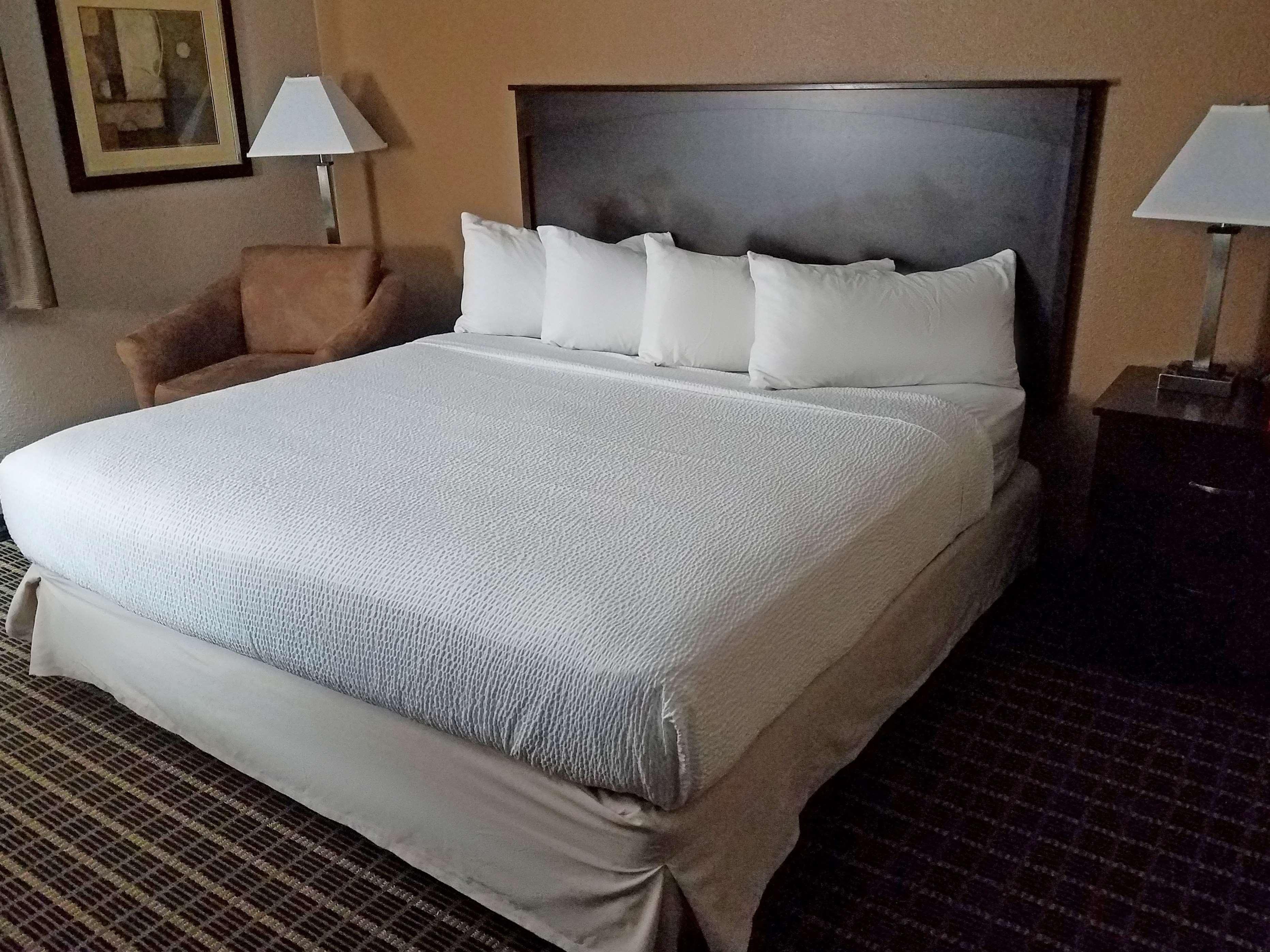 Americas Best Value Inn And Suites Bismarck Buitenkant foto