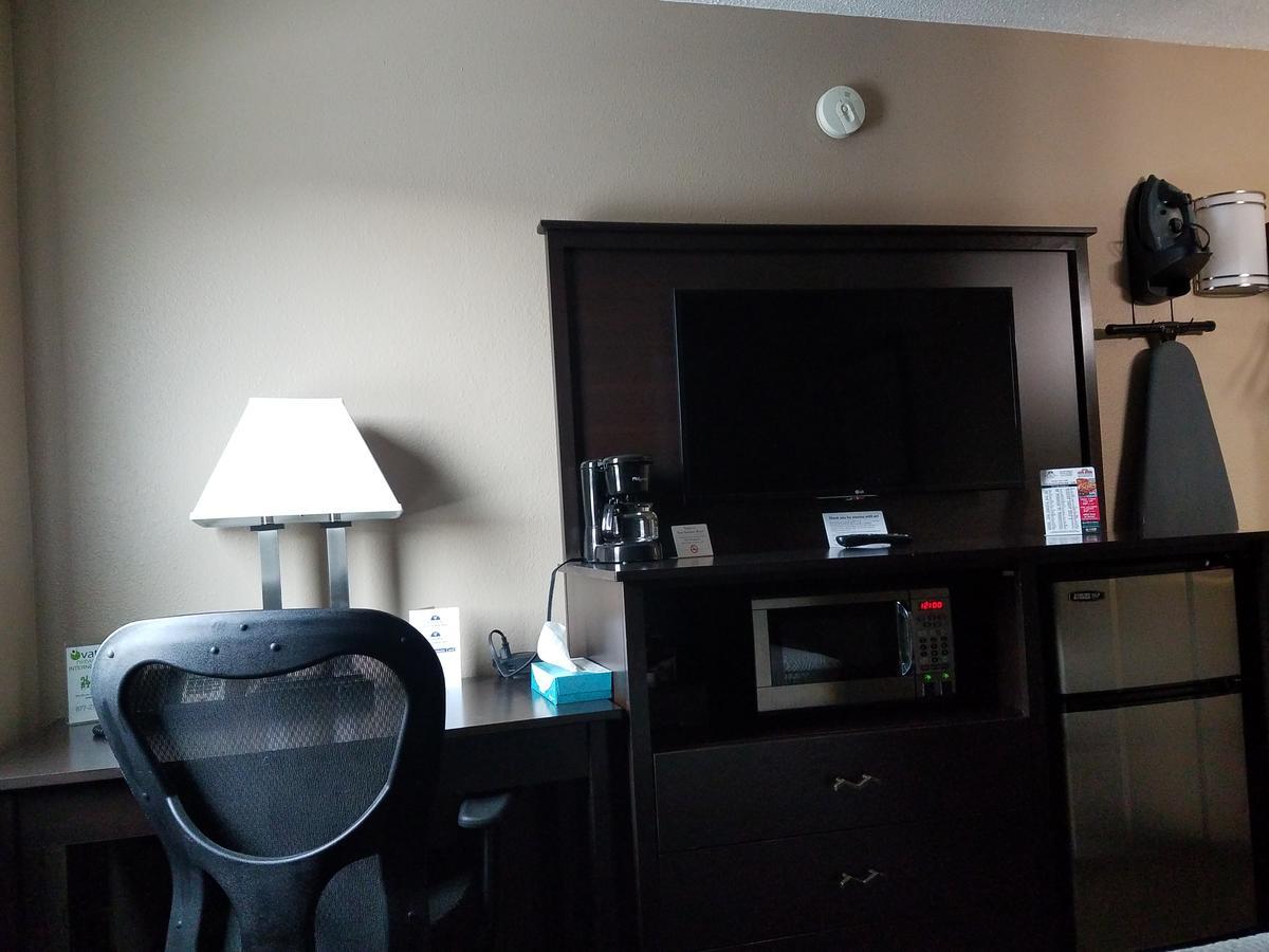 Americas Best Value Inn And Suites Bismarck Buitenkant foto
