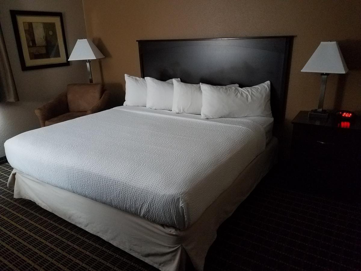 Americas Best Value Inn And Suites Bismarck Buitenkant foto